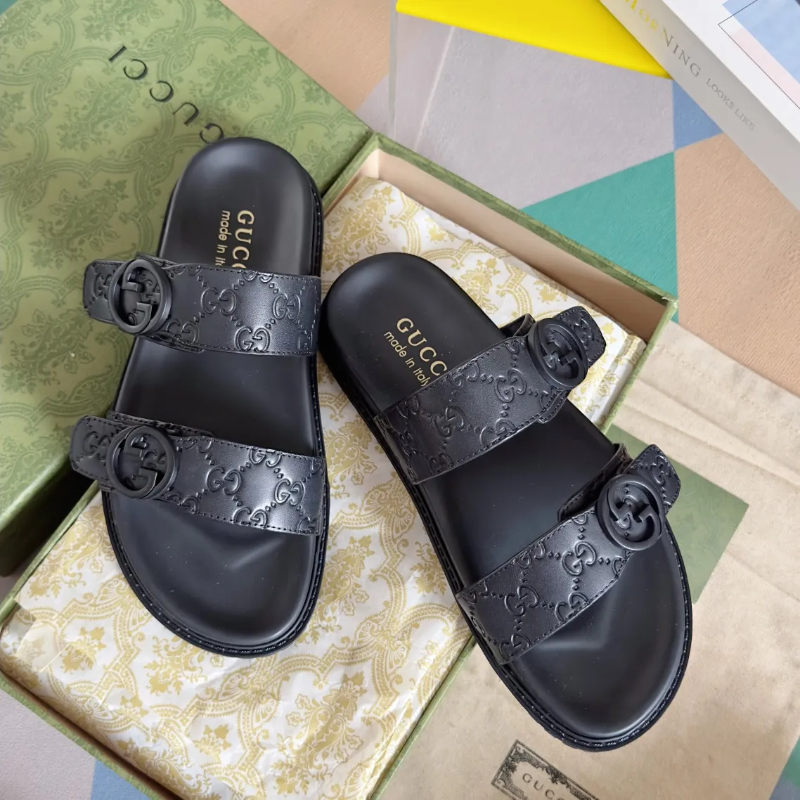 [G Home] Men's Men's Shoes💰: 300💰Size: 38-45 🆕2024Gucci Gucci Summer New Style Double G Presbyopia Flip-flops Cross Sandals Thick Sole Slippers Beach Shoes Original Purchase and Development Production G family's 2024 new summer dark horse items, fashion bloggers at home and abroad have put on the show, and it has become popular on social platforms at home and abroad. Fashionistas must pay for it, and they spend a lot of money to create ingenious craftsmanship and accurately restore every detail. Exquisite packaging at the delivery counter🛍📦 ▪️ Fabric: Original imported double G presbyopic leather ▪️ Lining: Original imported leather ▪️ Sole: Original open molded T men's shoes 💰U outsole ▪️ Bottom thickness: 3CM